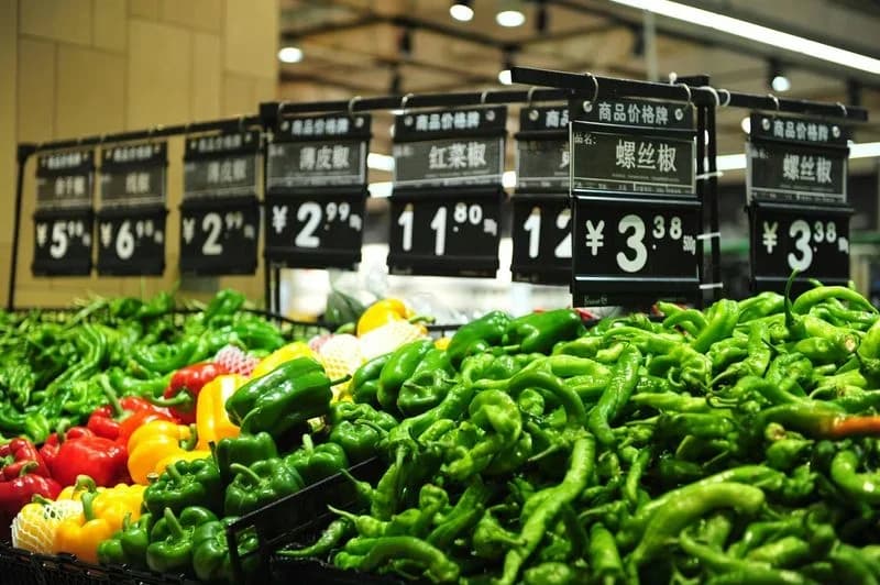 Fresh produce on market display with price tags, illustrating the United States Consumer Price Index (CPI) basket of goods and services