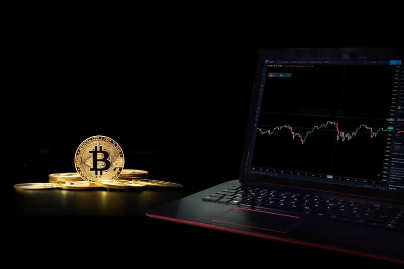 Bitcoin trading chart representing Fed rate policy and crypto liquidity pressure