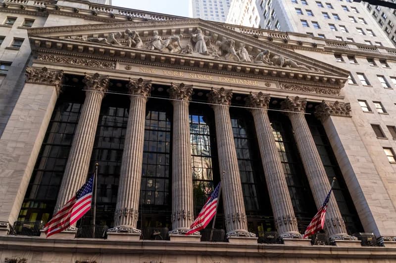 New York Stock Exchange facade representing Fed rate risk for stocks and crypto